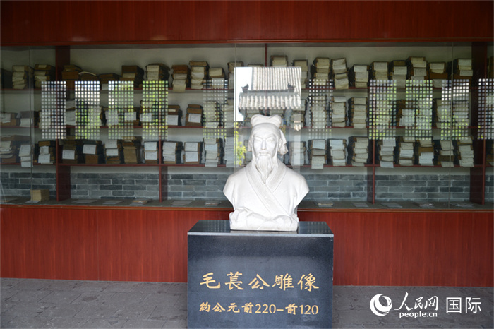 河間詩(shī)經(jīng)齋毛萇雕像。雕像后書櫥中陳列的是歷代各版本《詩(shī)經(jīng)》及譯本。 人民網(wǎng) 趙昭攝
