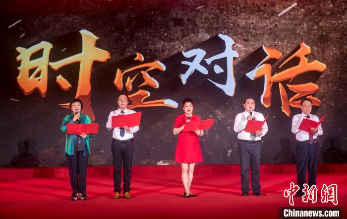 陳曉帆與顏福慶之孫顏志淵、陶行知曾孫陶侃、榮毅仁侄女榮智豐深情朗誦《與統(tǒng)戰(zhàn)先輩的時(shí)空對(duì)話(huà)》?！堦?攝