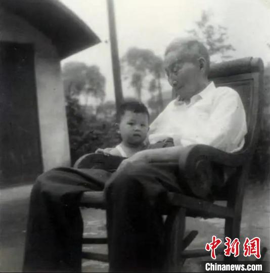 陳望道與幼年的陳曉帆?！￡悤苑﹫D