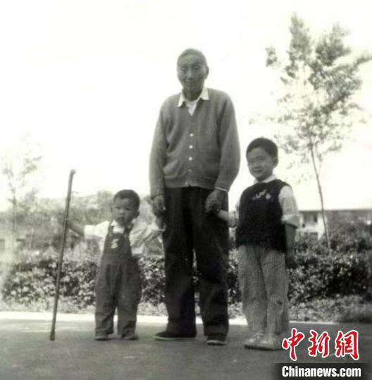 陳望道與幼年的陳曉帆(左)、陳曉帆的哥哥一起合影?！￡悤苑﹫D