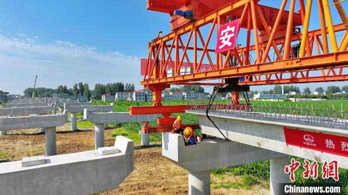 長(zhǎng)25米重80噸的箱梁平穩(wěn)、精準(zhǔn)地落在S314分離式立交橋25號(hào)和26號(hào)墩上?！⒂癫?攝