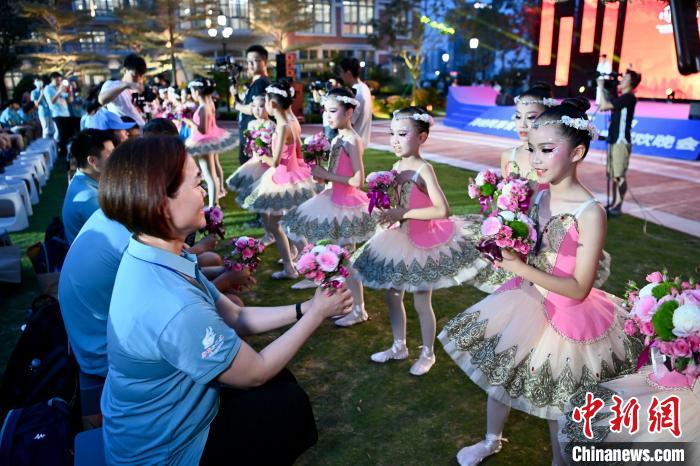 大陸小朋友鮮花送給臺(tái)灣同胞?！⊥鯑|明 攝