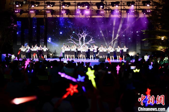 合唱表演《夜空中最亮的星》?！⊥鯑|明 攝