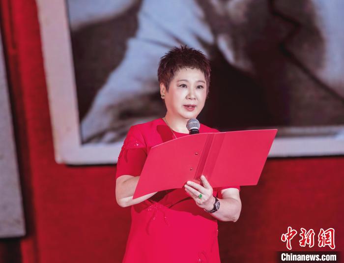 7月16日，榮智豐在2023年上海統(tǒng)戰(zhàn)文化周開幕活動中朗誦《與統(tǒng)戰(zhàn)先輩的時空對話》?！堦?攝
