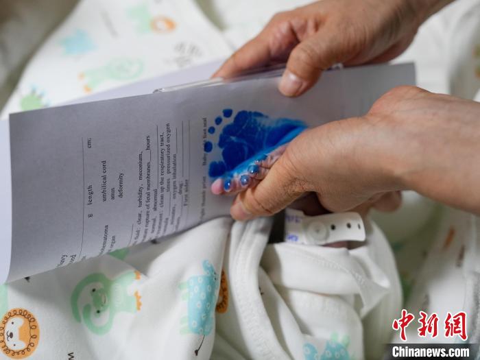 醫(yī)護(hù)人員為新生兒留下腳印?！?攝