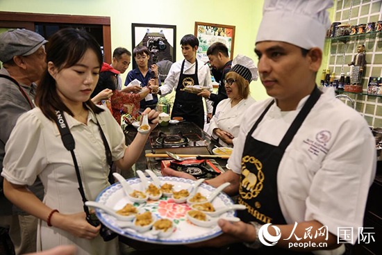 7月19日，參加美食活動的多國代表品嘗泰式傳統(tǒng)美食。人民網(wǎng)記者 張矜若攝