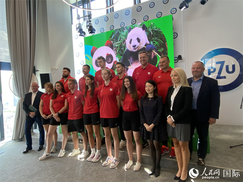 嘉賓與代表團代表合影。人民網(wǎng)記者 禹麗敏攝