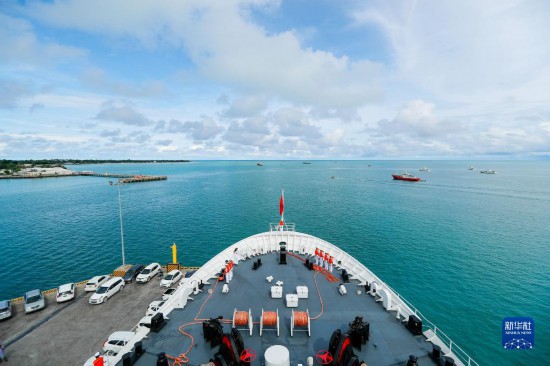 7月22日，中國海軍“和平方舟”號醫(yī)院船駛離基里巴斯首都塔拉瓦。當?shù)貢r間22日上午10時，執(zhí)行“和諧使命-2023”任務的中國海軍“和平方舟”號醫(yī)院船圓滿結束對基里巴斯的首次訪問，駛離基里巴斯首都塔拉瓦，前往本次任務的第二站湯加努庫阿洛法港。新華社發(fā)（黎宇 攝）
