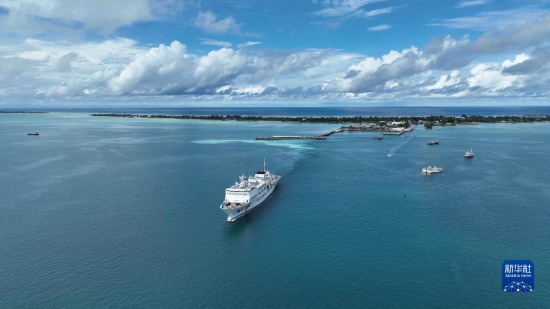 7月22日，中國海軍“和平方舟”號醫(yī)院船結束基里巴斯訪問，駛離塔拉瓦港。新華社發(fā)（桂江波 攝）