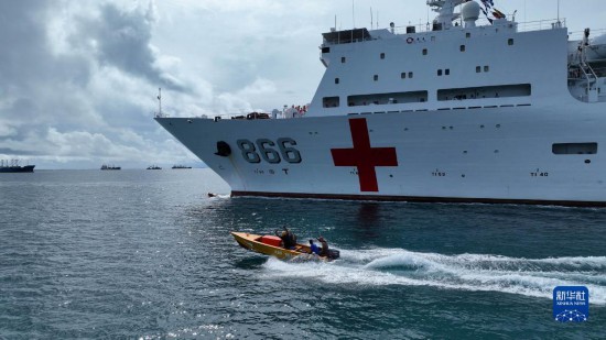 7月22日，中國海軍“和平方舟”號醫(yī)院船駛離塔拉瓦港途中，基里巴斯當?shù)孛癖婑{船揮手告別。新華社發(fā)（桂江波 攝）