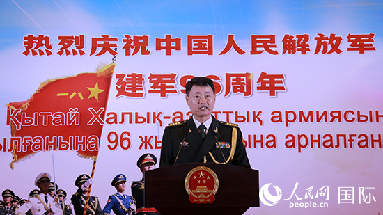國(guó)防武官胡德君大校發(fā)表致辭。人民網(wǎng)記者 李強(qiáng)攝