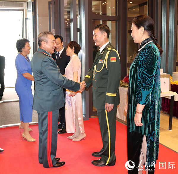 國(guó)防武官胡德君大校迎接賓客。人民網(wǎng)記者李強(qiáng)攝