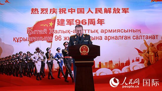 哈國(guó)防部副部長(zhǎng)卡馬列特季諾夫中將發(fā)表致辭。人民網(wǎng)記者 李強(qiáng)攝