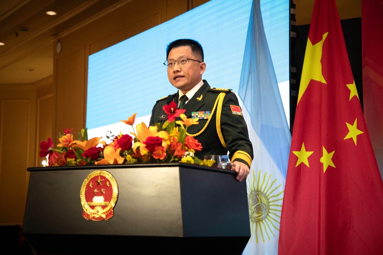 中國(guó)駐阿根廷大使館武官劉淼大校致辭。中國(guó)駐阿根廷大使館供圖