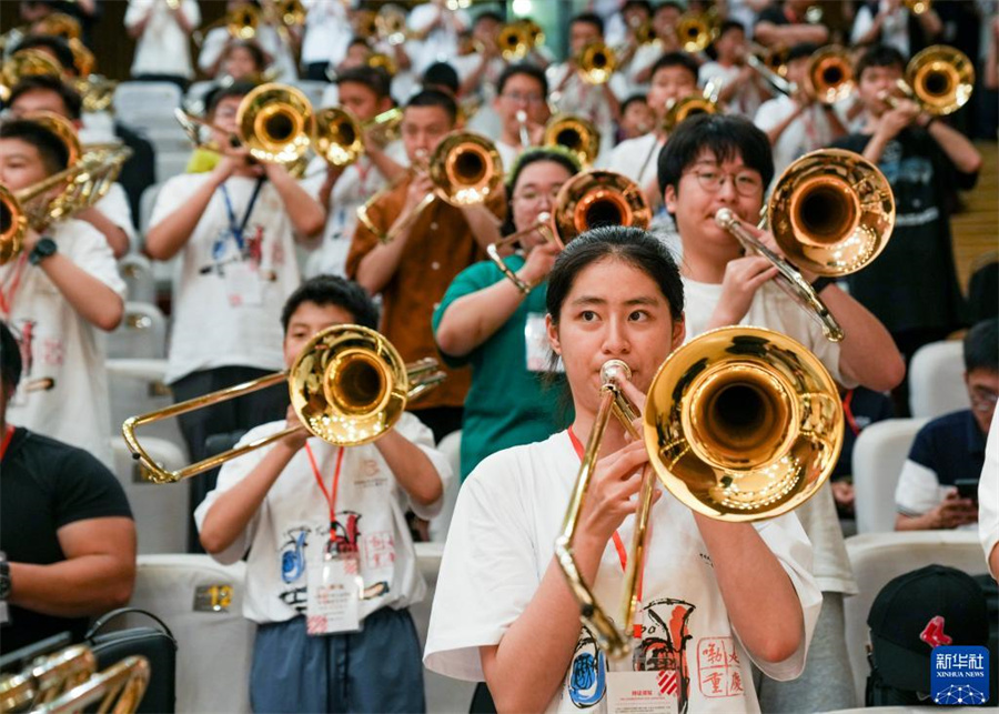 8月1日，在第九屆中國(guó)國(guó)際低音銅管藝術(shù)節(jié)的一場(chǎng)公益大師課上，低音銅管樂(lè)器愛(ài)好者在練習(xí)長(zhǎng)號(hào)。新華社記者 劉潺 攝