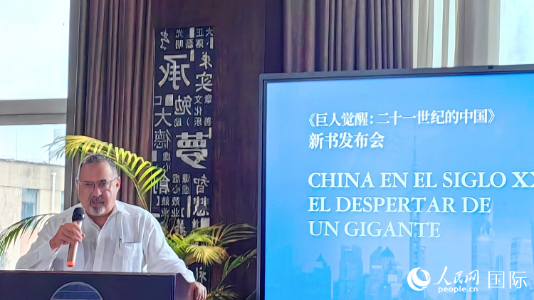 羅德里格斯博士現(xiàn)場介紹著作。吳志華攝