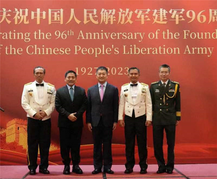 圖為陸慷大使與印尼貴賓合影。中國駐印度尼西亞使館供圖