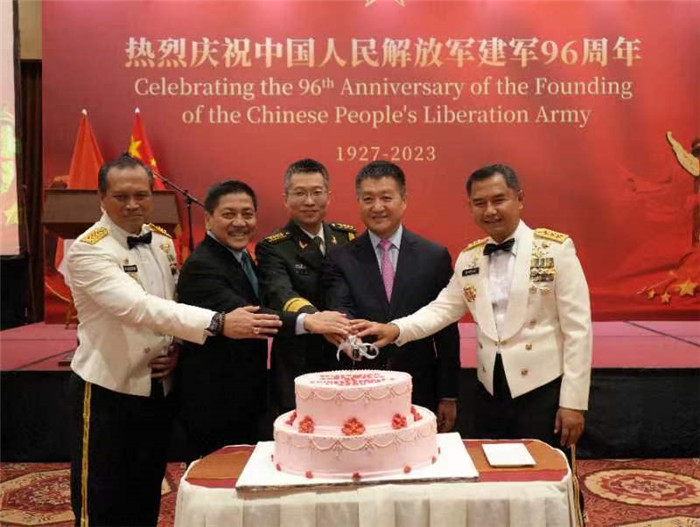 圖為陸慷大使與印尼貴賓共切生日蛋糕。中國駐印度尼西亞使館供圖