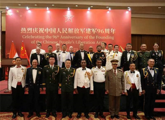 圖為徐勝武官與參加招待會的各國武官、武官處代表合影。中國駐印度尼西亞使館供圖