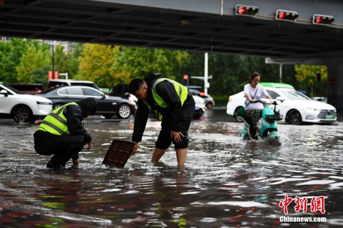 7月30日，河北省持續(xù)發(fā)布暴雨紅色預(yù)警信號。受今年第5號臺風(fēng)“杜蘇芮”殘余環(huán)流影響，7月28日以來，地處華北地區(qū)的河北省大部出現(xiàn)降雨。30日17時，該省氣象臺發(fā)布當(dāng)日第三次暴雨紅色預(yù)警信號。石家莊市城區(qū)不少區(qū)域積水嚴(yán)重，城管、環(huán)衛(wèi)、園林、市政等部門緊急出動，聯(lián)合疏堵保暢，筑牢防汛安全屏障。圖為石家莊裕華區(qū)城管局防汛隊員對沿街收水井進行雜物清理，以保證排水暢通。翟羽佳 攝