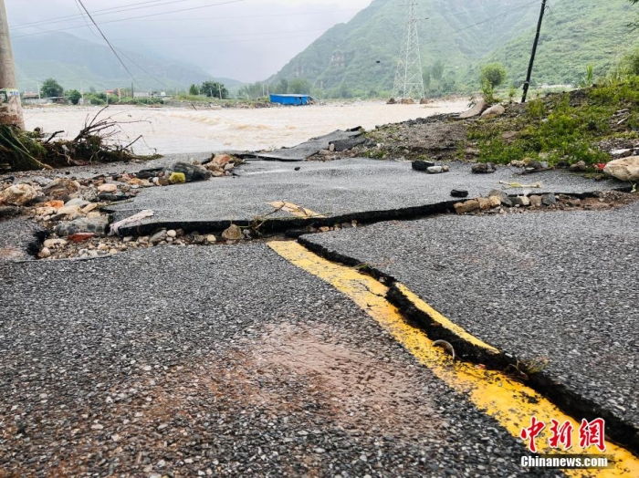 受臺風“杜蘇芮”影響，7月29日至8月1日，河北省淶水縣普降暴雨，持續(xù)強降雨和強風天氣引發(fā)洪水險情。連日來，當?shù)亟M織數(shù)千人搶險救援隊伍，集中力量加快排水、清理路面、救援拋錨車輛、搶修倒伏電線桿等工作。8月1日，方便面、飲用水、火腿腸、面包等首批調(diào)撥救災物資送抵救災一線，并于當天發(fā)放到受災群眾手中。目前，淶水縣受損交通、電力、通信等基礎設施正在加緊搶修，山區(qū)受困人員已分批轉(zhuǎn)移，各項搶險救災工作正在有序進行中。圖為淶水縣婁村鎮(zhèn)南安莊村被洪水沖毀的路面。(文/呂子豪 楊猛)李金璐 攝