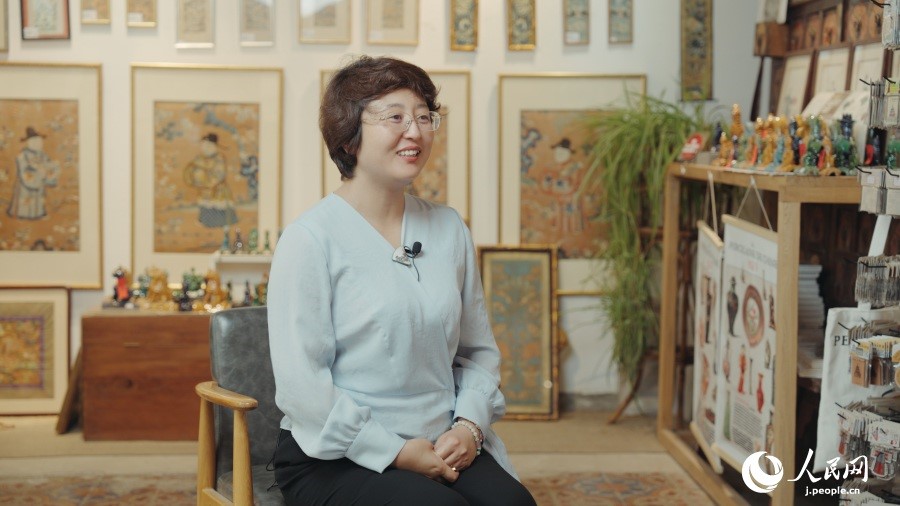 圖為瓷器修復(fù)藝術(shù)家王京。人民網(wǎng)記者 張若涵攝