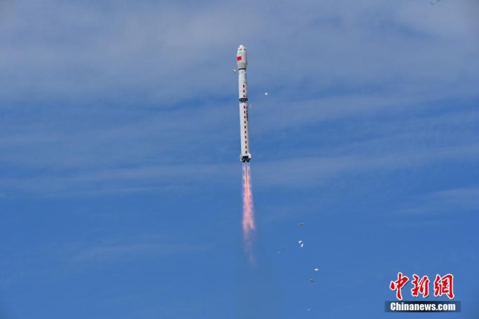 8月3日11時(shí)47分，中國在酒泉衛(wèi)星發(fā)射中心用長征四號(hào)丙遙四十四運(yùn)載火箭，成功發(fā)射風(fēng)云三號(hào)06星，衛(wèi)星順利進(jìn)入預(yù)定軌道，任務(wù)取得圓滿成功。該衛(wèi)星將接替在軌超期服役的風(fēng)云三號(hào)C星，探測數(shù)據(jù)主要用于天氣預(yù)報(bào)、大氣化學(xué)和氣候變化監(jiān)測業(yè)務(wù)及研究。汪江波 攝
