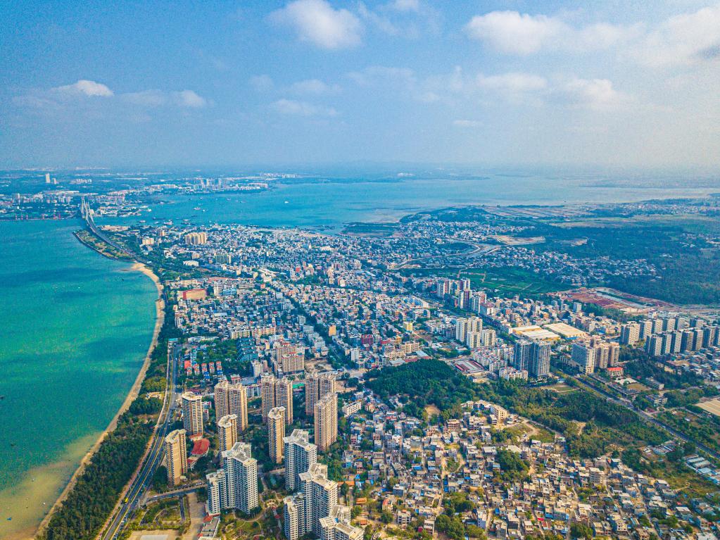 這是海南自貿(mào)港重點(diǎn)園區(qū)——洋浦經(jīng)濟(jì)開發(fā)區(qū)所在的環(huán)新英灣地區(qū)（無人機(jī)照片，2023年2月26日攝）。新華社記者 蒲曉旭 攝