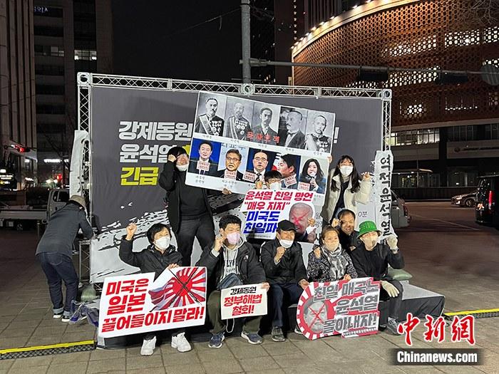 資料圖：韓國公民團(tuán)體聯(lián)盟在首爾廣場舉行燭光守夜活動。