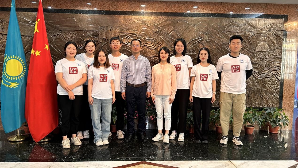 浙江大學(xué)實(shí)踐團(tuán)拜訪中國駐阿拉木圖總領(lǐng)館。浙江大學(xué)供圖