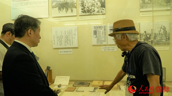 毒氣島歷史研究所事務(wù)局長山內(nèi)正之在毒氣資料館為大家介紹日軍發(fā)動毒氣戰(zhàn)的罪證。人民網(wǎng) 蔣曉辰攝