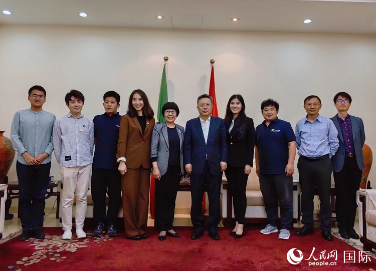 趙志遠(yuǎn)大使（右五）、使館工作人員與人民網(wǎng)記者合影。