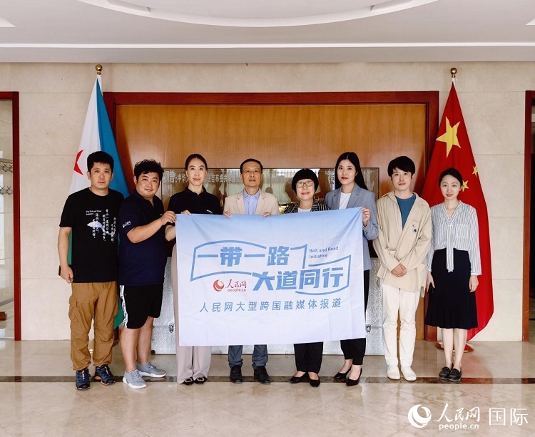 胡斌大使（左四）、使館工作人員與人民網(wǎng)記者合影。