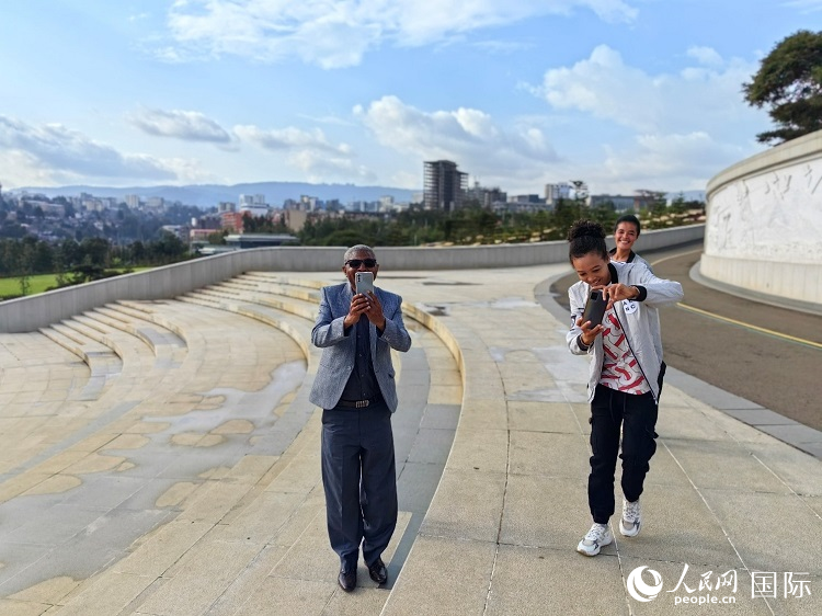 亞的斯亞貝巴友誼廣場(chǎng)的游客與人民網(wǎng)記者互動(dòng)。人民網(wǎng)記者 陳星星攝
