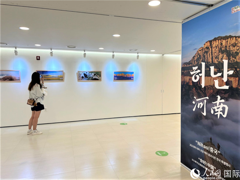 2.民眾參觀“看九曲黃河 聽(tīng)華夏故事”主題展。人民網(wǎng)記者 馬菲攝