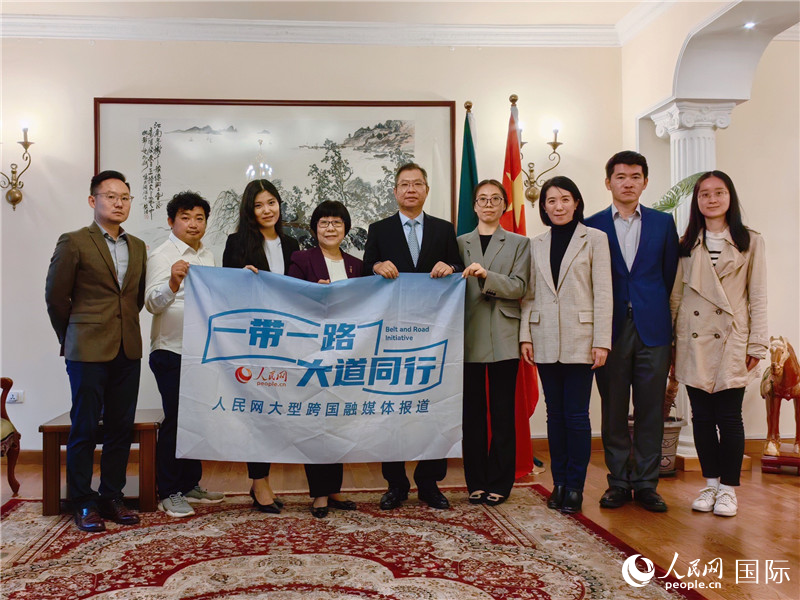 胡長春大使、駐非盟使團(tuán)工作人員與人民網(wǎng)記者合影。