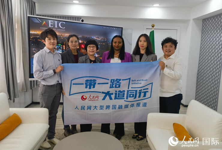 萊利斯（右三）、埃塞投資委中國(guó)投資顧問(wèn)萬(wàn)巧云（左二）與人民網(wǎng)記者合影。
