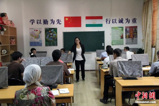 2014年，塔吉克斯坦國立民族大學的孔子學院內(nèi)，教師正在為塔吉克斯坦學生授課。田冰 攝