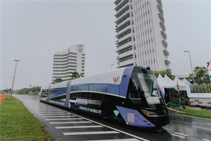 9月6日下午，由中車株洲所自主研發(fā)制造的全球首輛氫能源智軌電車正式亮相馬來西亞砂拉越州古晉市。中車株洲所供圖