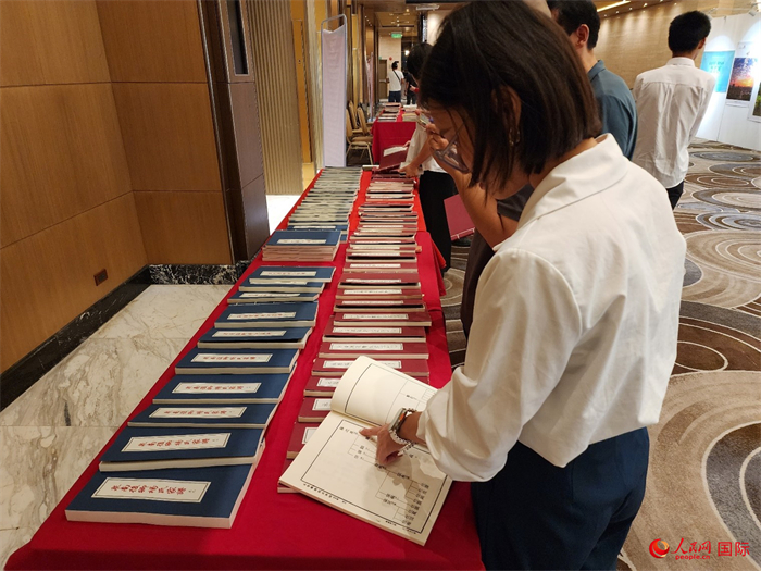 現(xiàn)場嘉賓參觀“根脈尋蹤”泉州百個家族移民菲律賓族譜展。人民網(wǎng)記者 樊帆攝