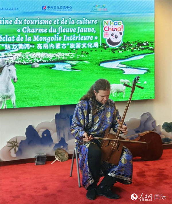 法國音樂家馬修·勒庫演奏馬頭琴。人民網(wǎng)記者 尚凱元攝