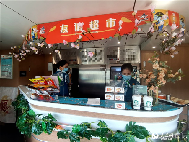 中老鐵路國(guó)際旅客列車?yán)锏摹坝颜x超市”。人民網(wǎng) 杜明明攝