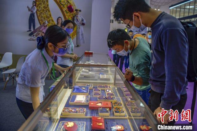 資料圖：民眾選購(gòu)金飾品。駱云飛 攝