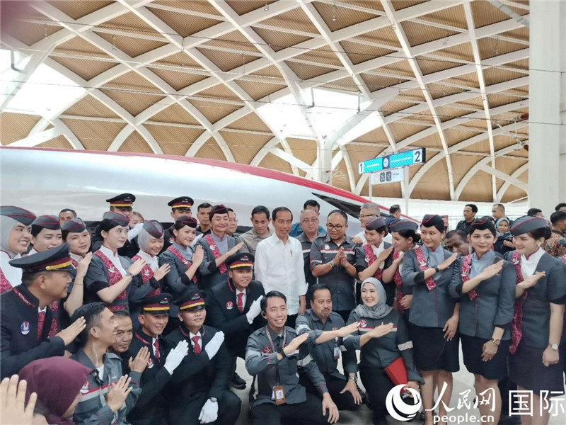 印尼總統(tǒng)佐科與雅萬(wàn)高鐵乘務(wù)員及中印尼嘉賓合影。人民網(wǎng)記者 李培松攝