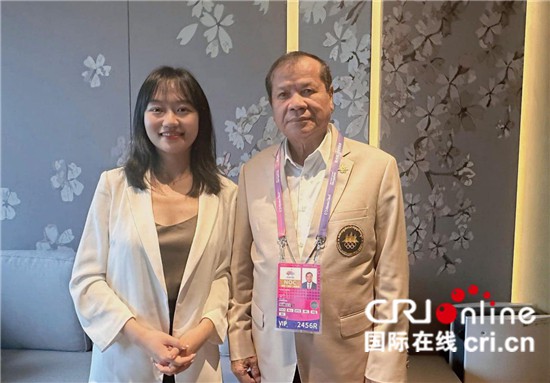　　△柬埔寨國(guó)家奧委會(huì)主席、柬埔寨亞運(yùn)代表團(tuán)團(tuán)長(zhǎng)唐坤（右）接受記者采訪