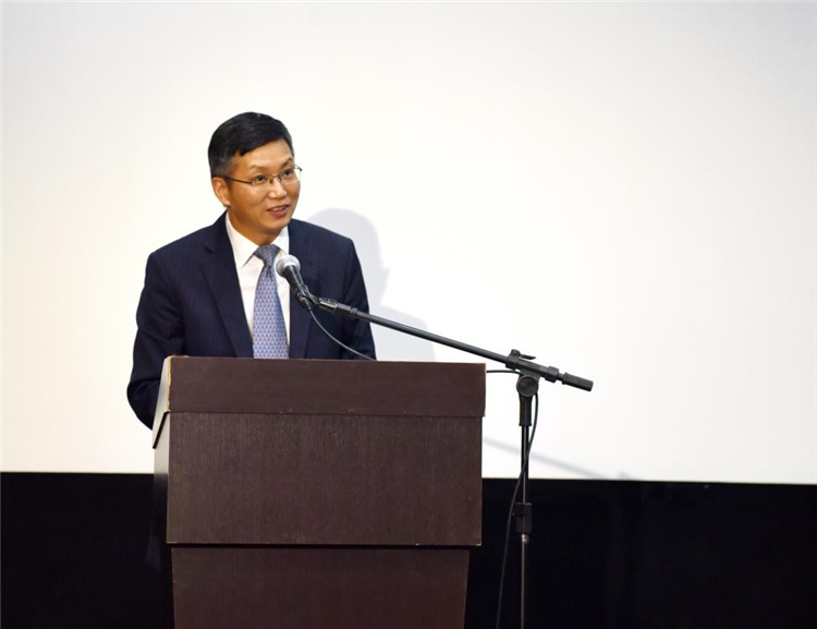 中國駐圣保羅總領(lǐng)事余鵬在開幕活動中致辭。 圣保羅州立大學(xué)孔子學(xué)院供圖