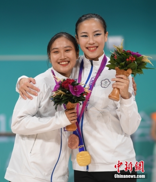 10月7日，杭州第19屆亞運(yùn)會輪滑項(xiàng)目女子花樣輪滑單人滑長節(jié)目決賽在錢塘輪滑中心舉行。結(jié)合短節(jié)目決賽成績，中國臺北選手洪筱晴(左)以94.38分的總成績奪得女子花樣輪滑單人滑冠軍，中國臺北選手張致如(右)獲得季軍。<a target='_blank' href='/'><p  align=