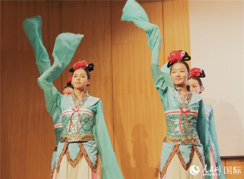兩國(guó)文化志愿者共同表演中國(guó)傳統(tǒng)舞蹈。人民網(wǎng)記者 陳海琪攝