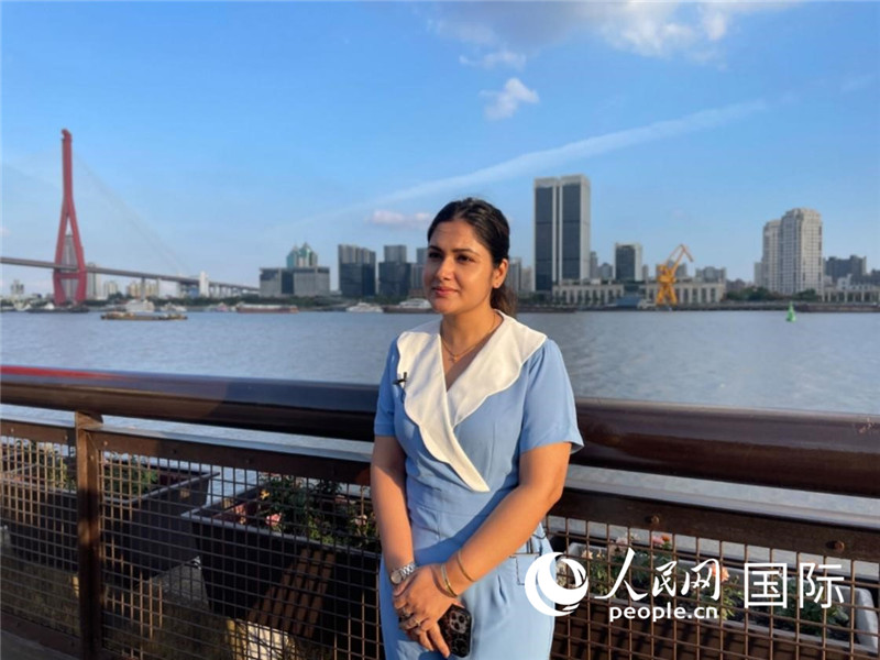 孟加拉國Channel24電視頻道主持人伊斯拉特·阿敏在上海市楊浦濱江接受采訪。 人民網(wǎng)記者 張榮攝
