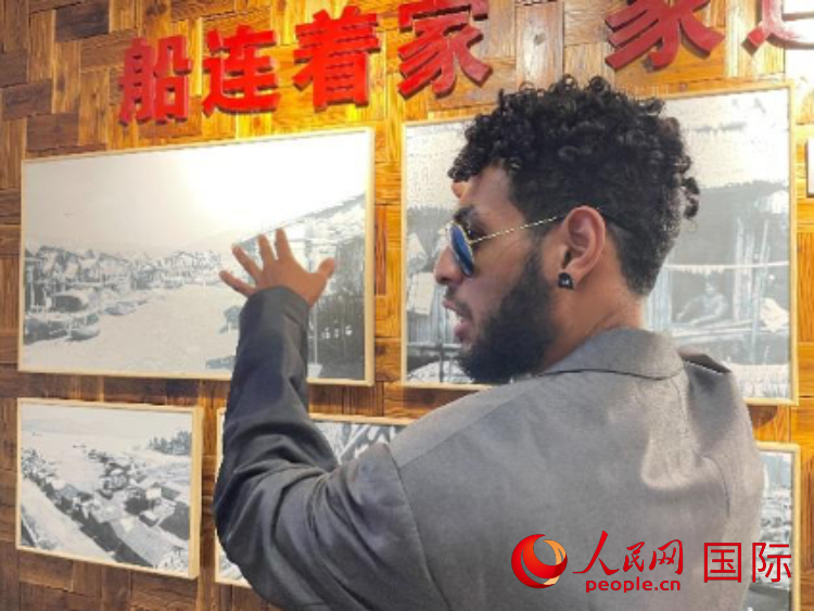 巴布亞新幾內(nèi)亞乒乓球國家隊隊員羅伊在福建省寧德市下歧村參觀。人民網(wǎng)記者 張榮攝